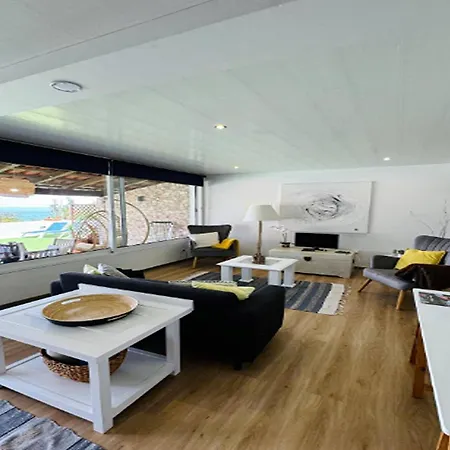 In With Ocean Views Holiday home